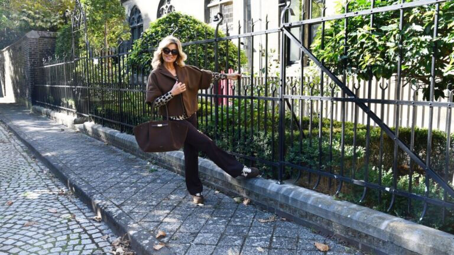 Meisje met travelkleding aan.