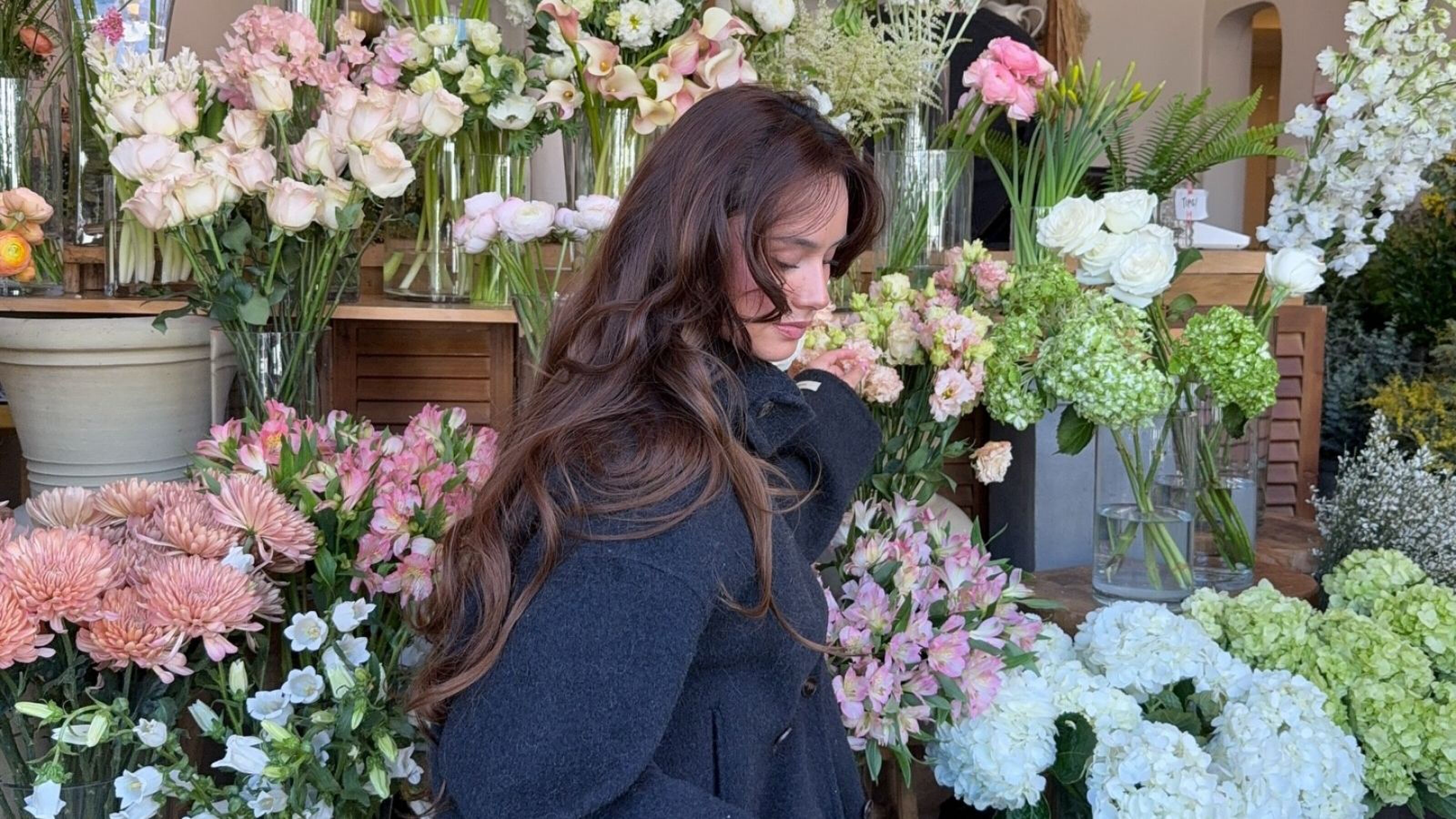 Meisje met bloemen op de achtergrond.