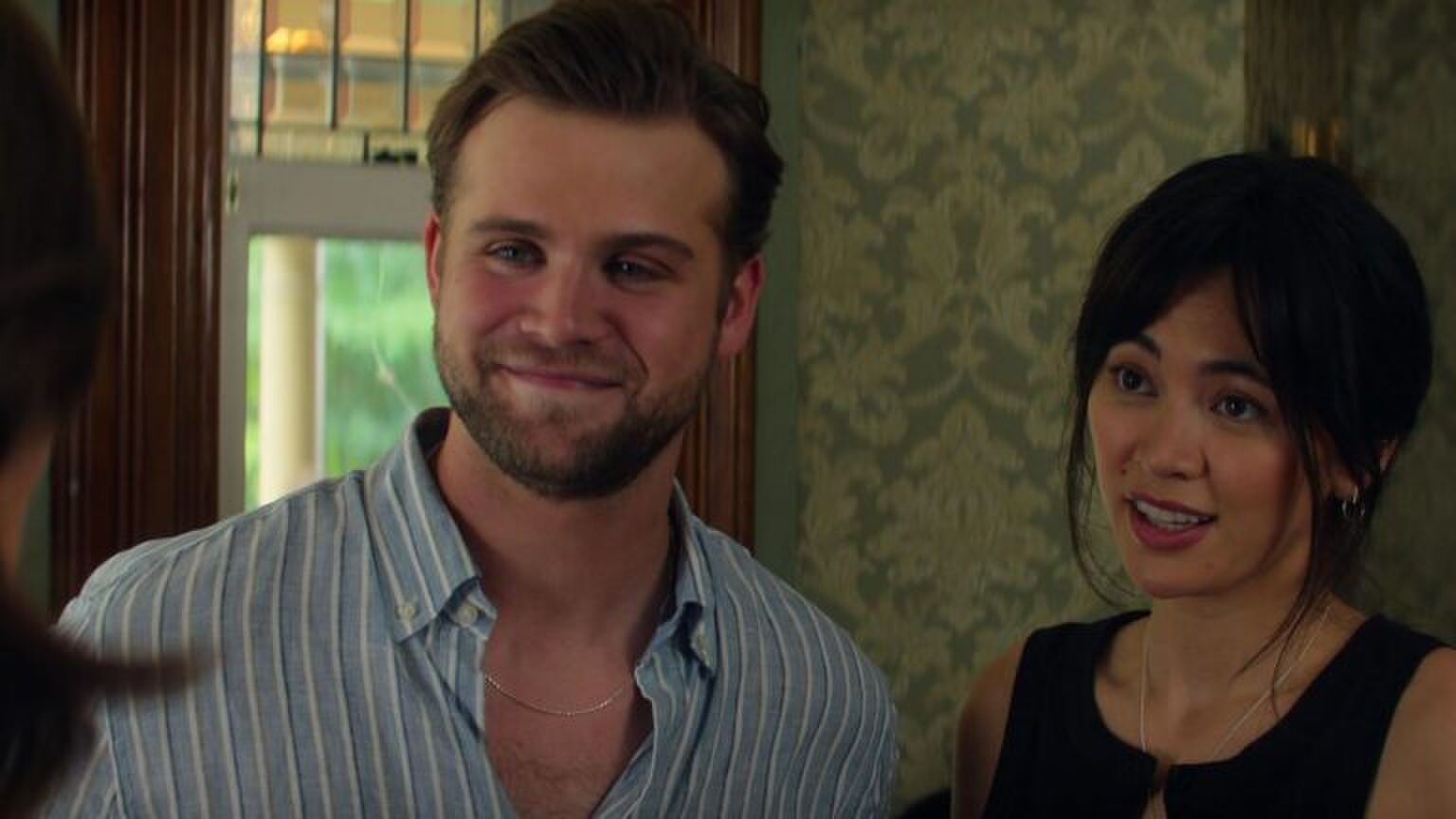 Een man en een vrouw staan naast elkaar.