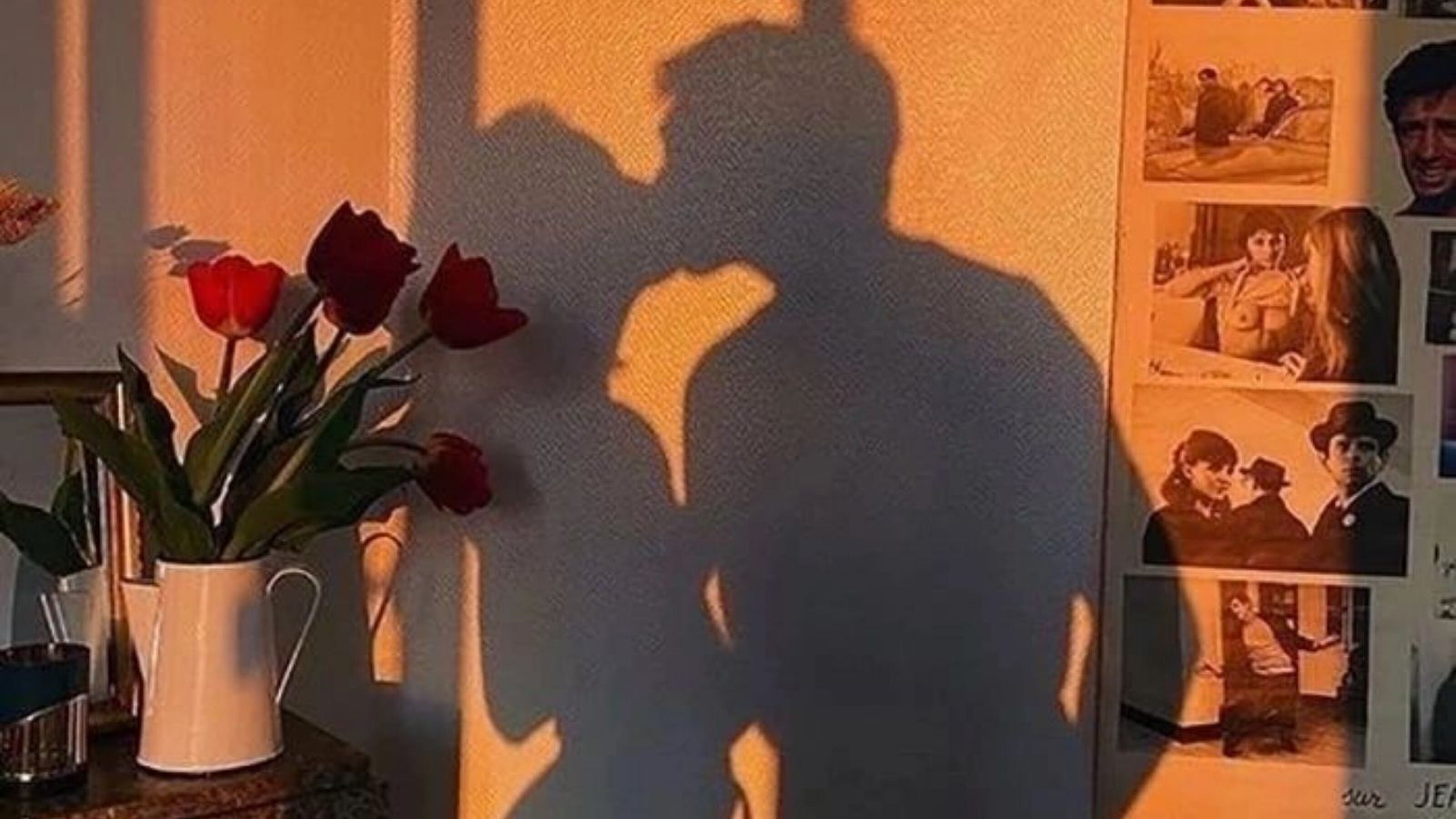 Een schaduw van een meisje en een jongen die kussen.