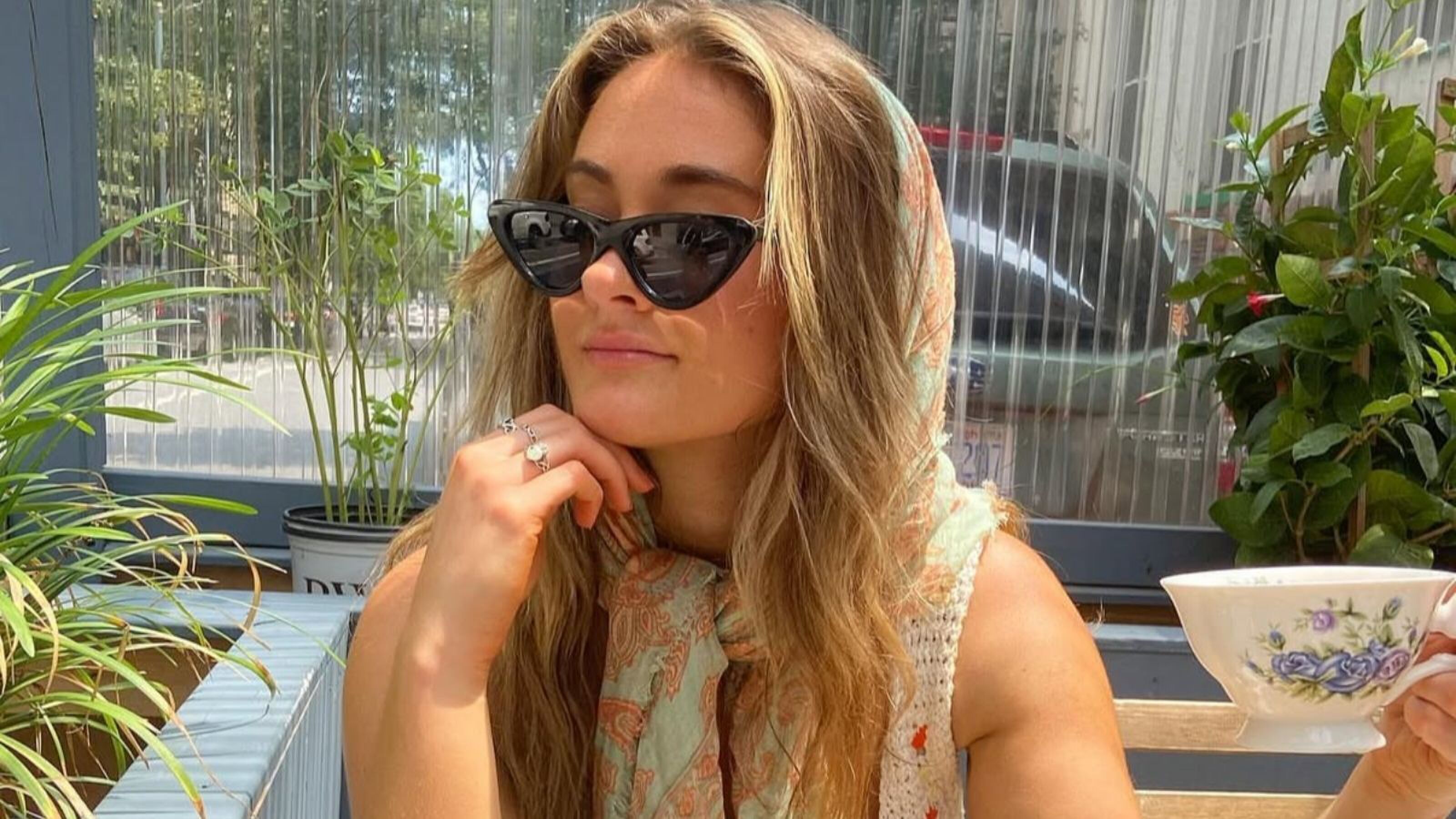 Vrouw met zonnebril.