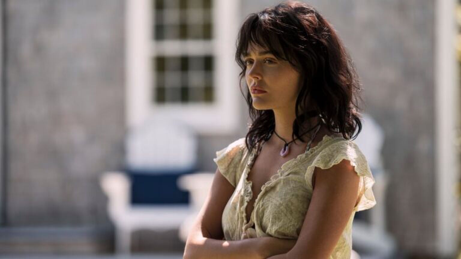 Een vrouw ziet iets verdachts.