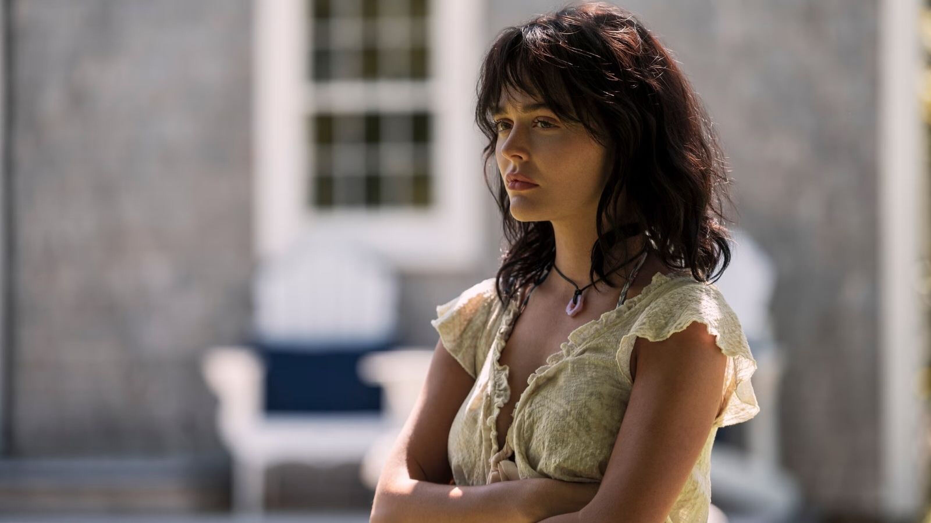 Een vrouw ziet iets verdachts.