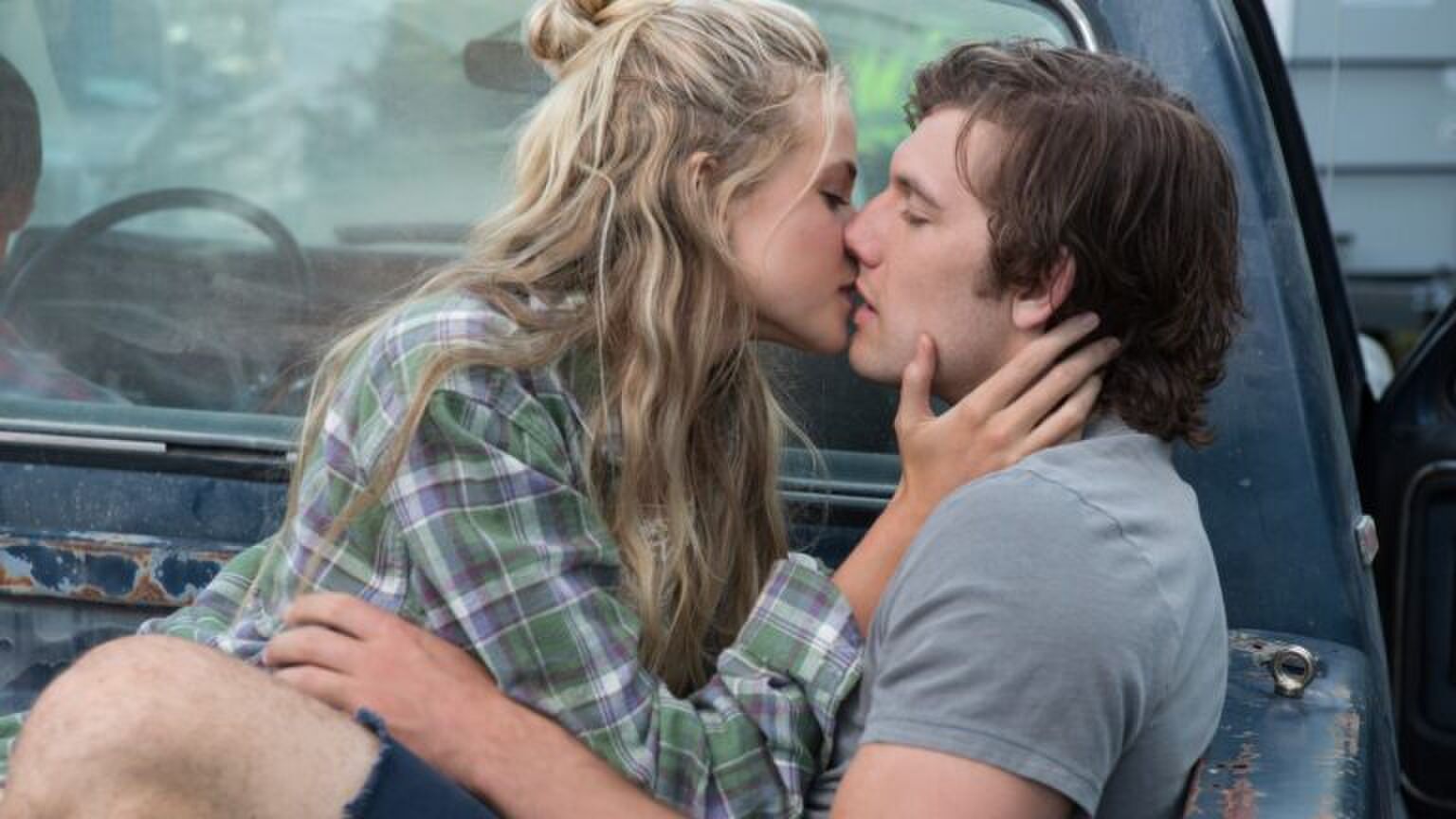Alex Pettyfer en Gabriella Wilde in Endless Love