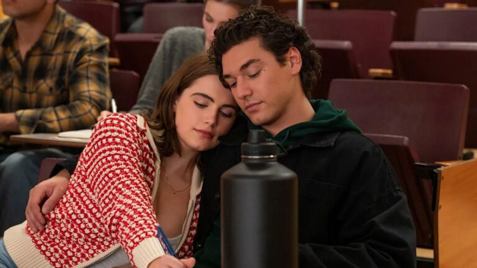 Jongen en een meisje uit de nieuwe serie Off Campus.