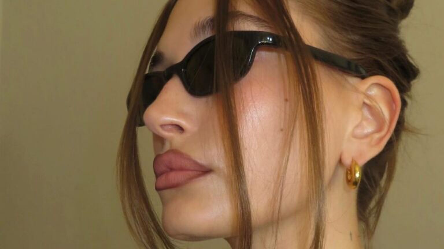 Hailey Bieber met een zonnenbril op.