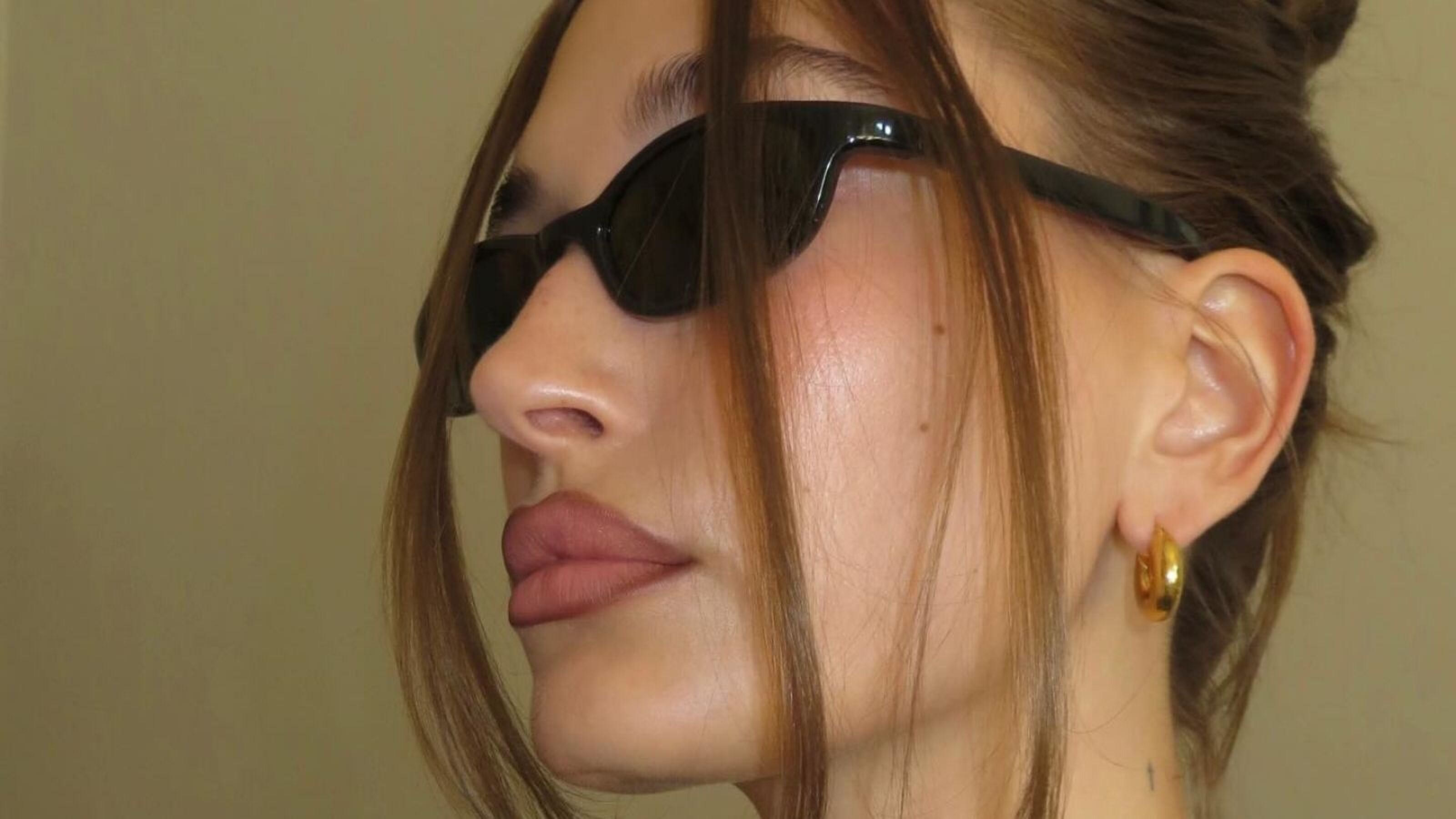 Hailey Bieber met een zonnenbril op.