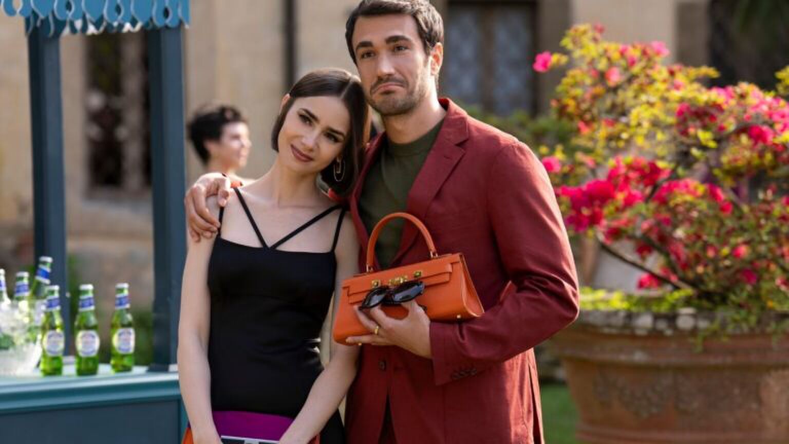 Emily die leunt op een schouder van een man