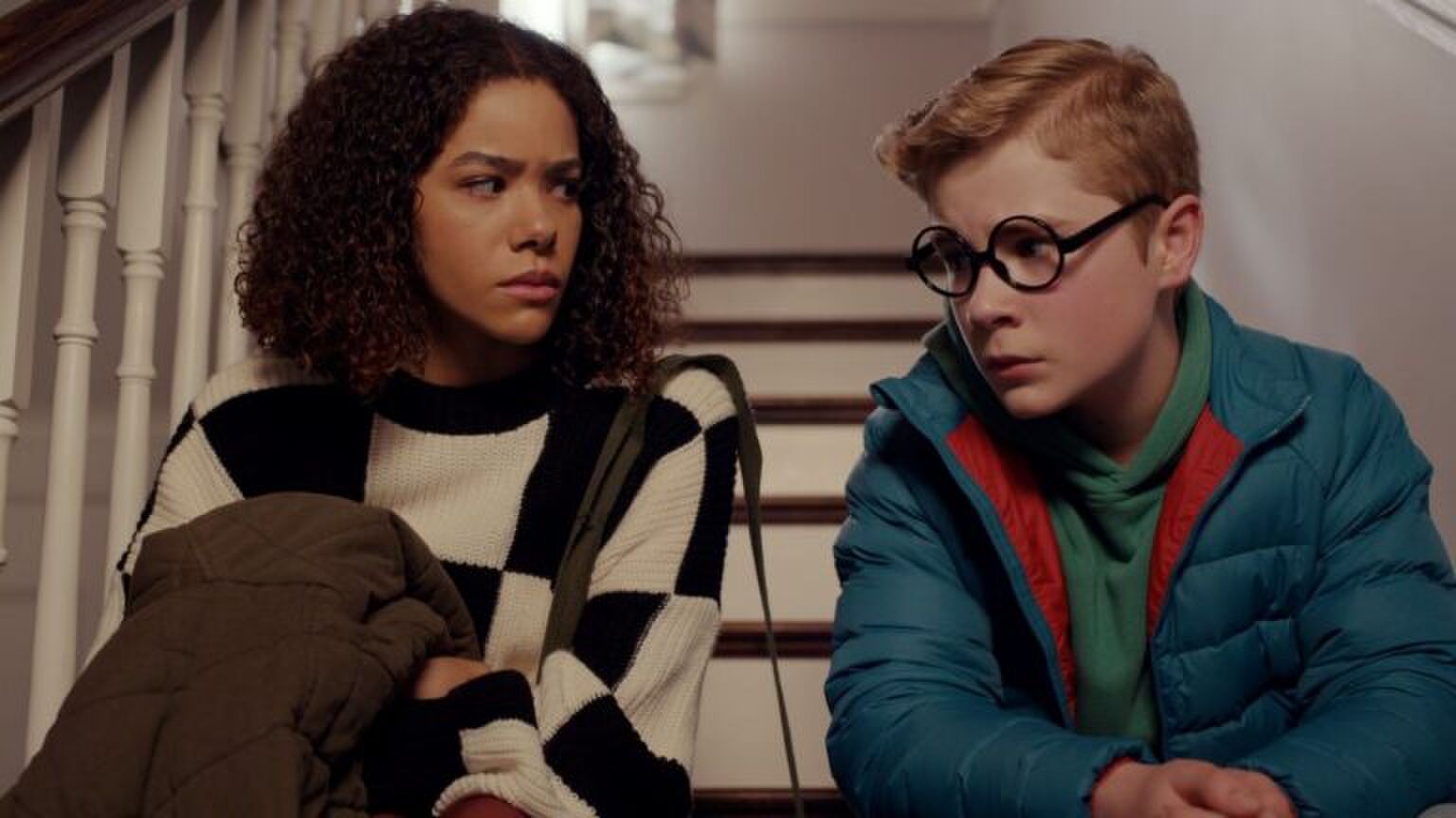 Ginny en Austin zitten op de trap.