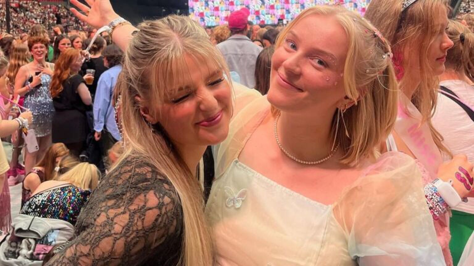 Twee meisjes tijdens een concert.