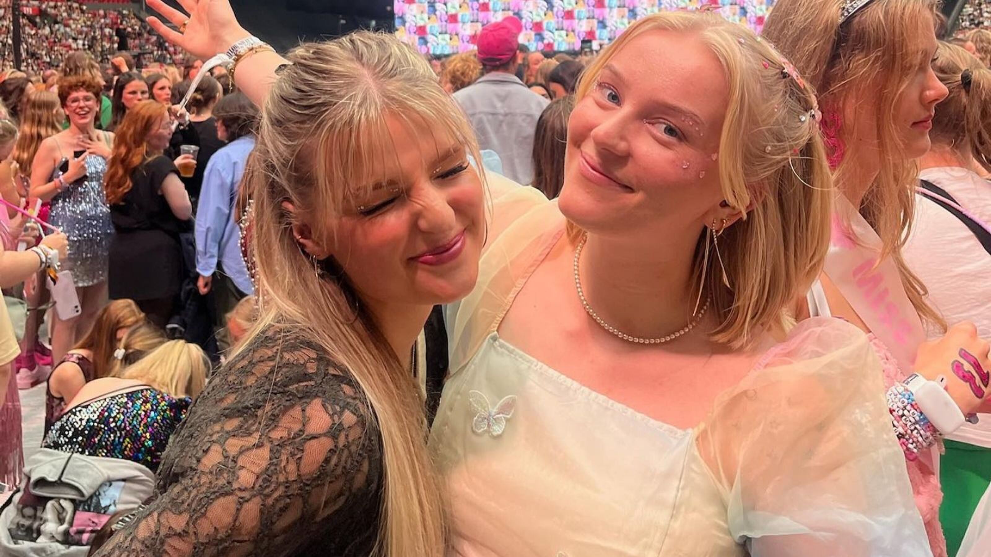 Twee meisjes tijdens een concert.