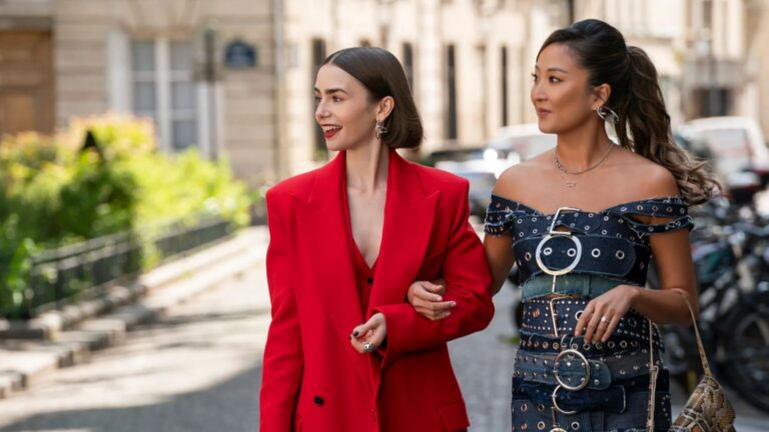 Emily en Mindy lopen arm in arm.