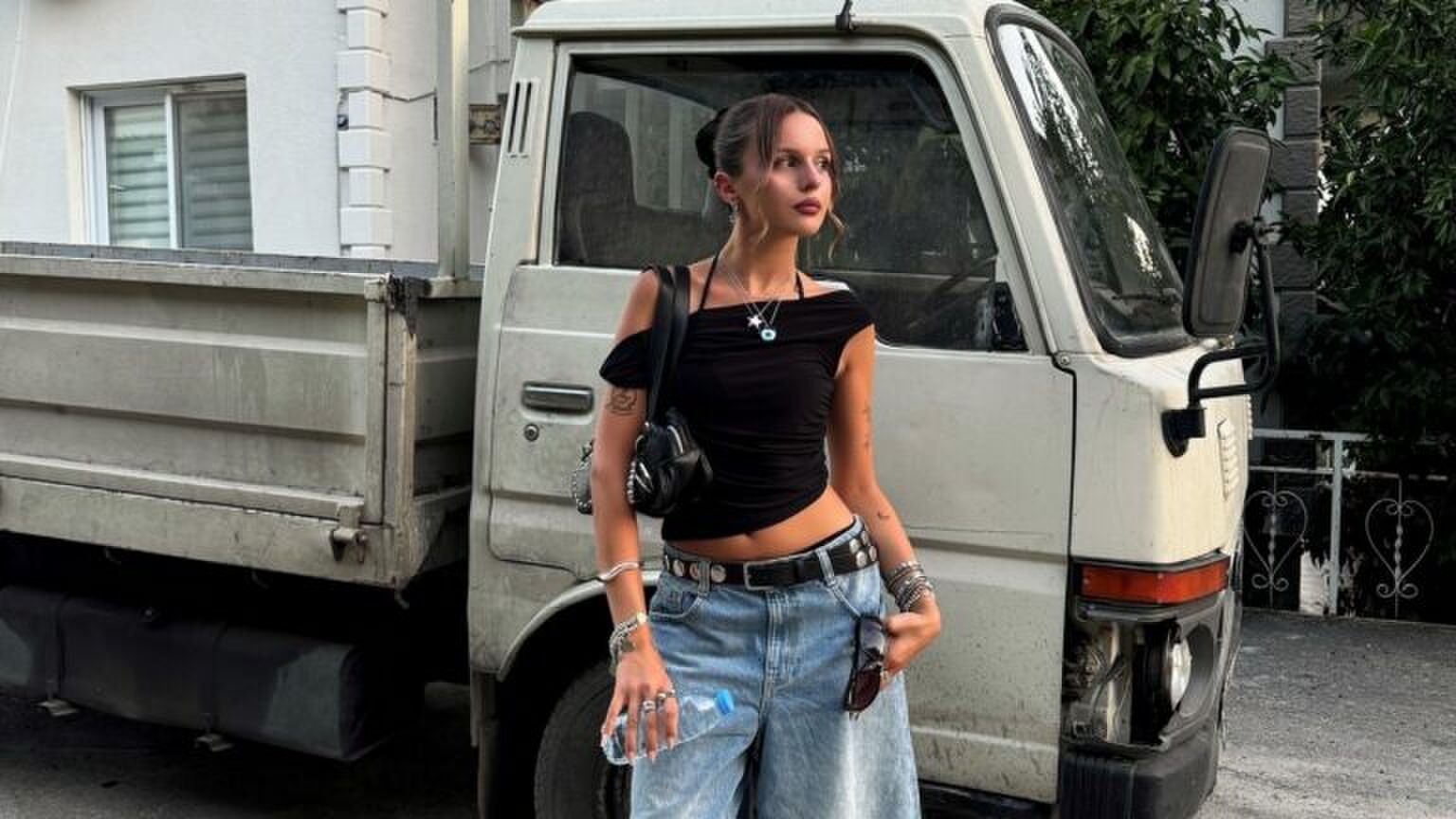 Een meisje met denim shorts aan.