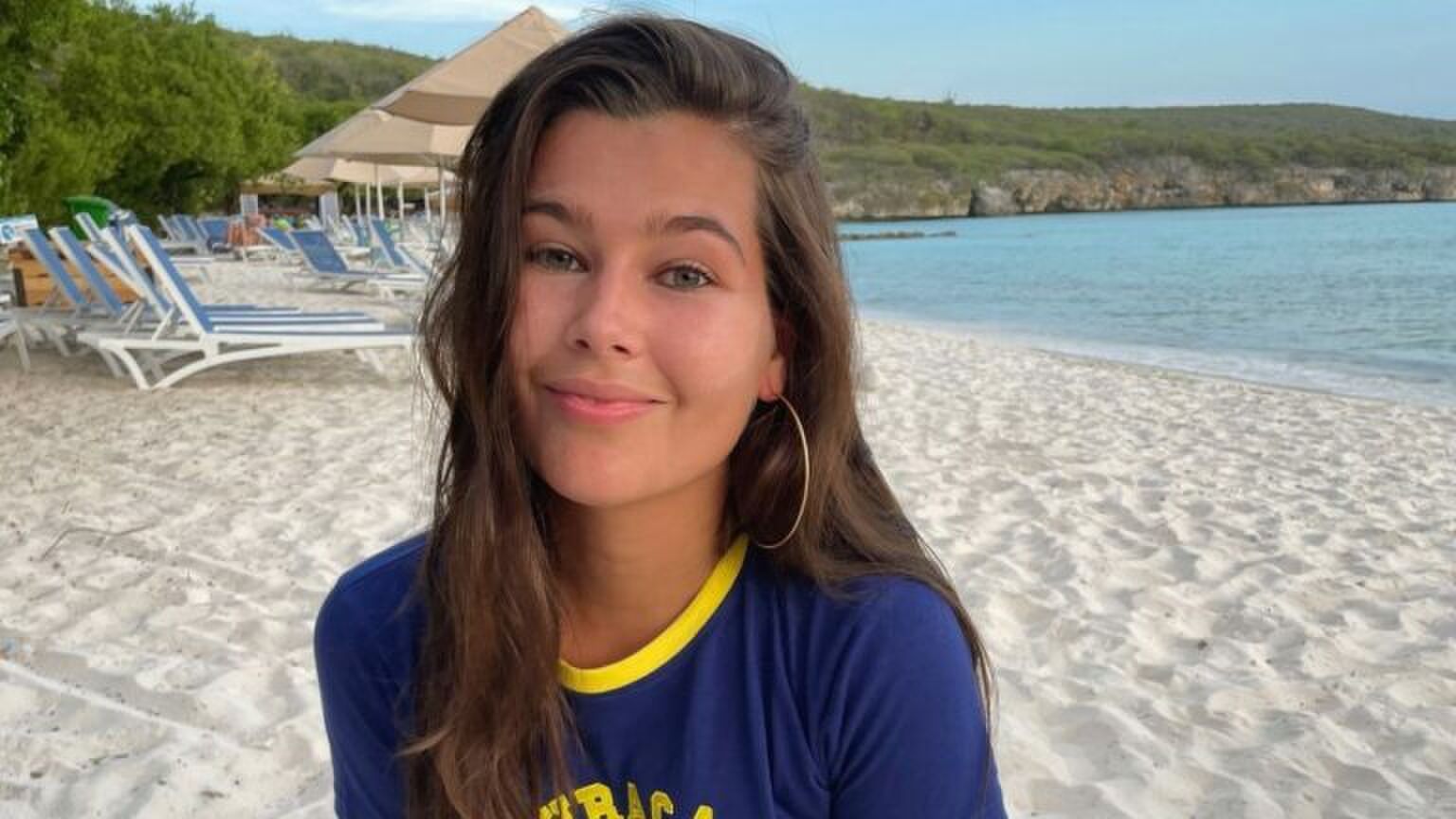 Diva Brons op het strand.