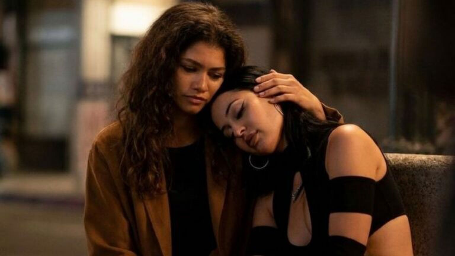 Rue en Maddy op een bankje.