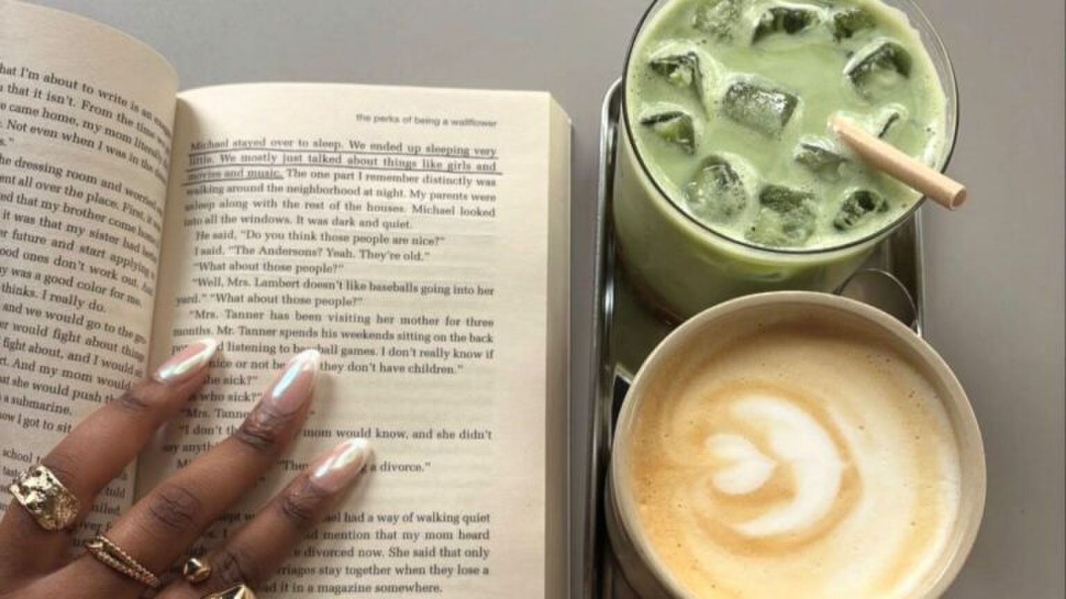 Vrouw die leest met koffie en matcha.