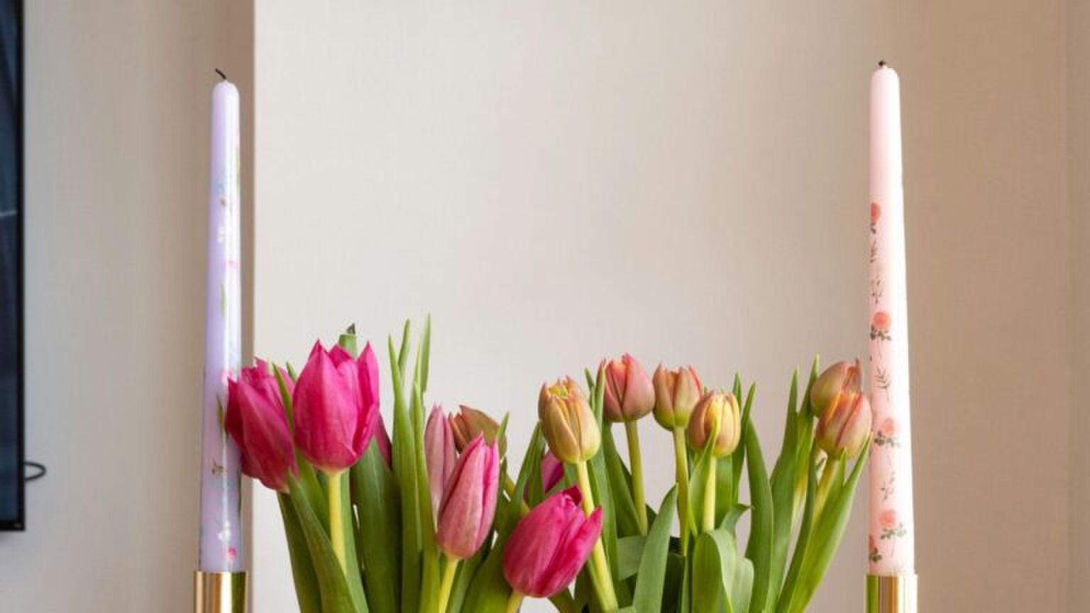 Kaarsen met een bosje tulpen.