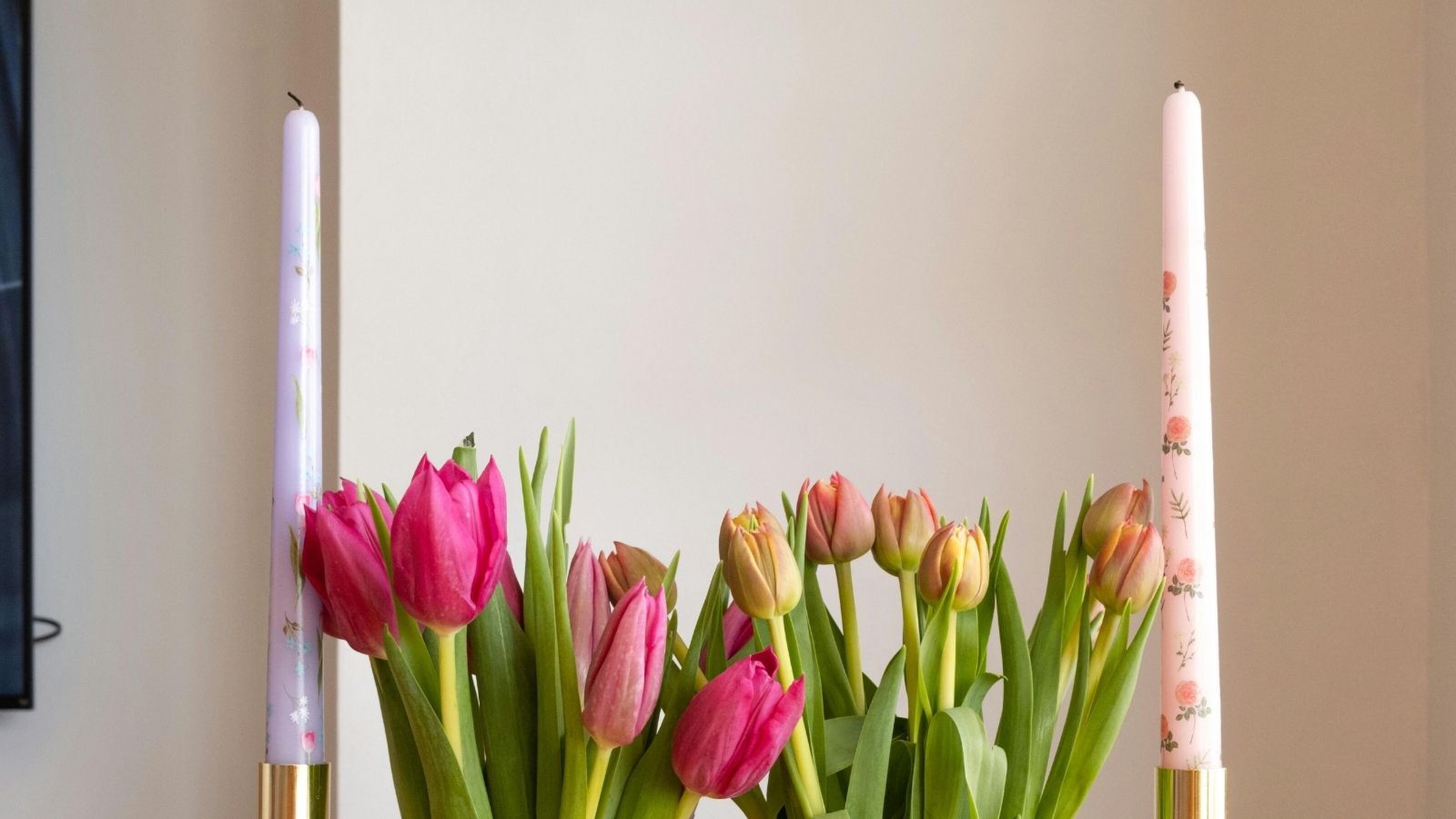 Kaarsen met een bosje tulpen.