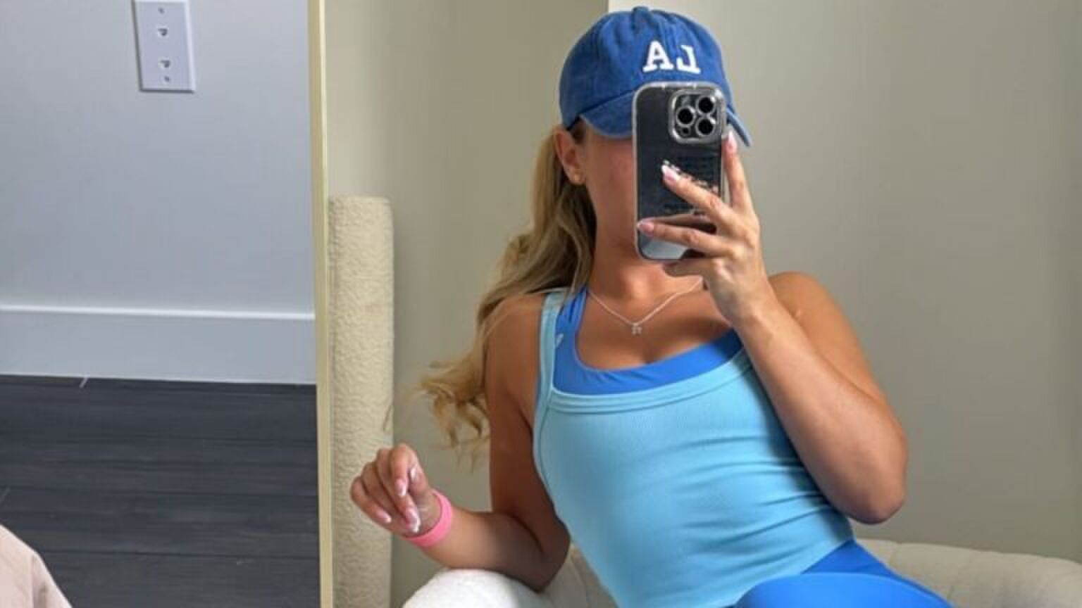 Selfie van vrouw in sportkleding.