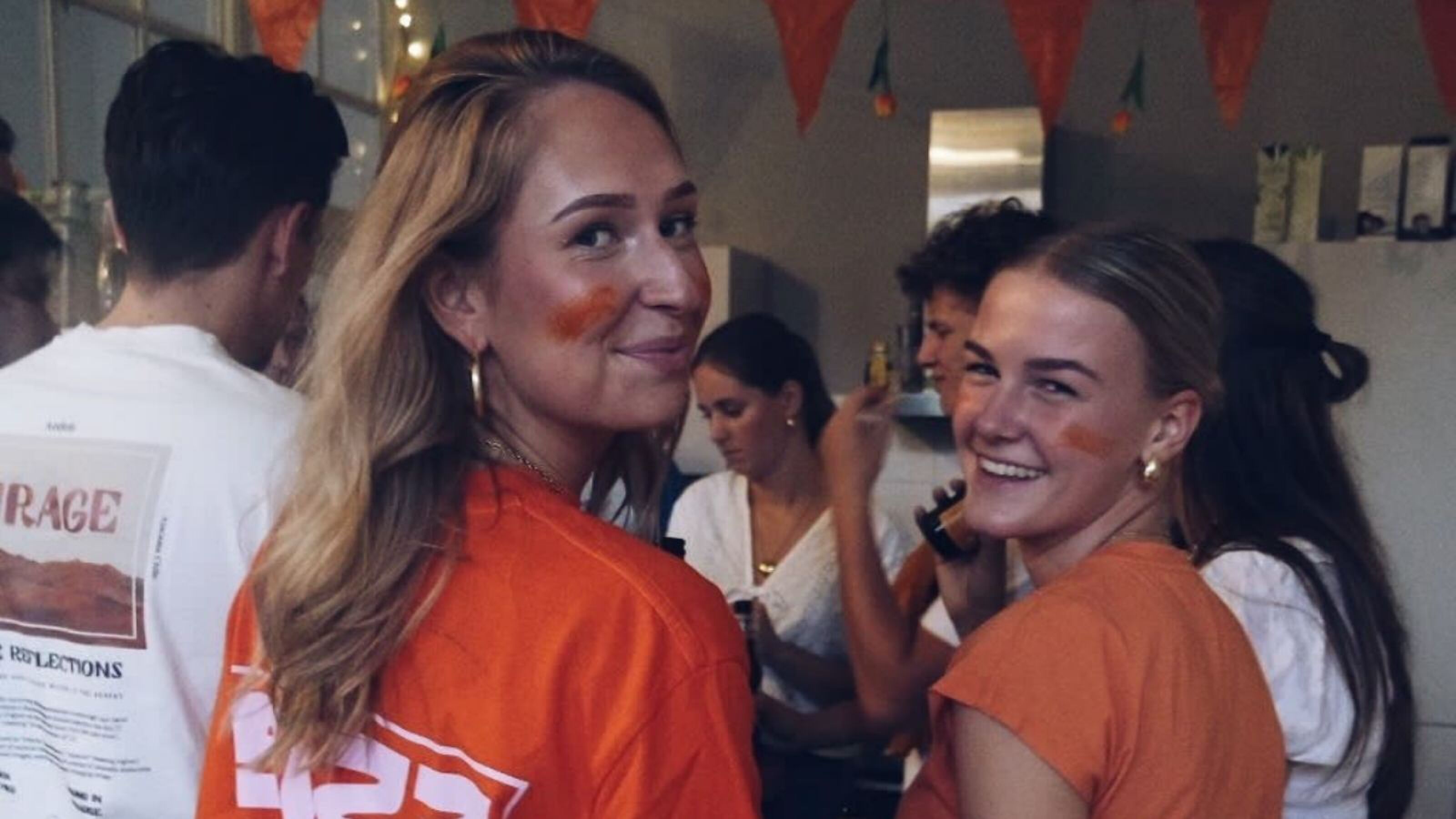 Twee meiden op Koningsdag.