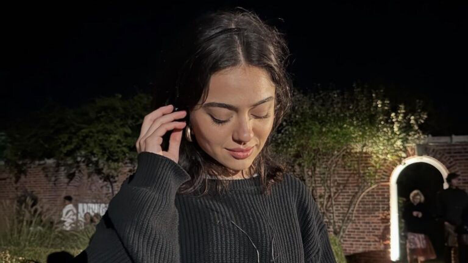 Een influencer luistert naar muziek.