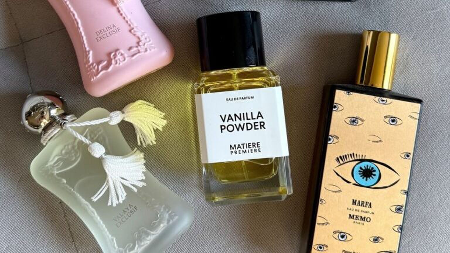 Meerdere parfums naast elkaar.