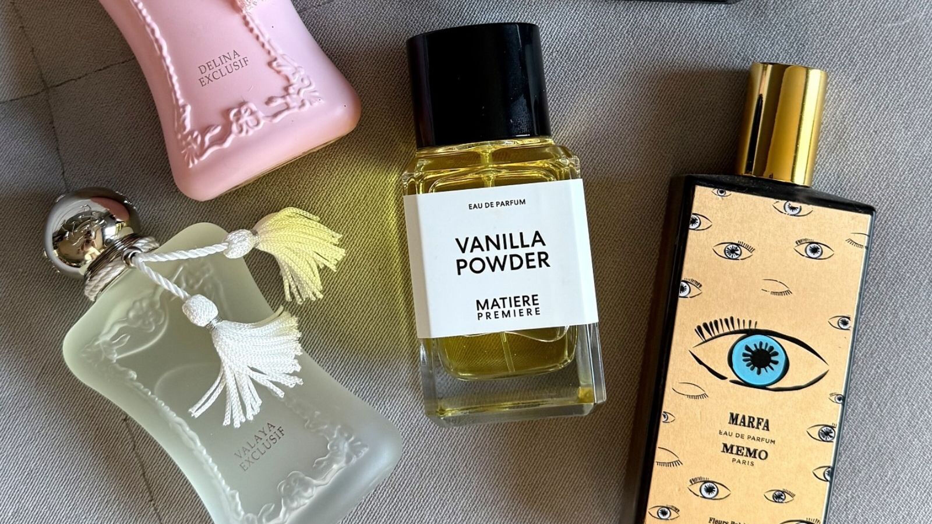 Meerdere parfums naast elkaar.