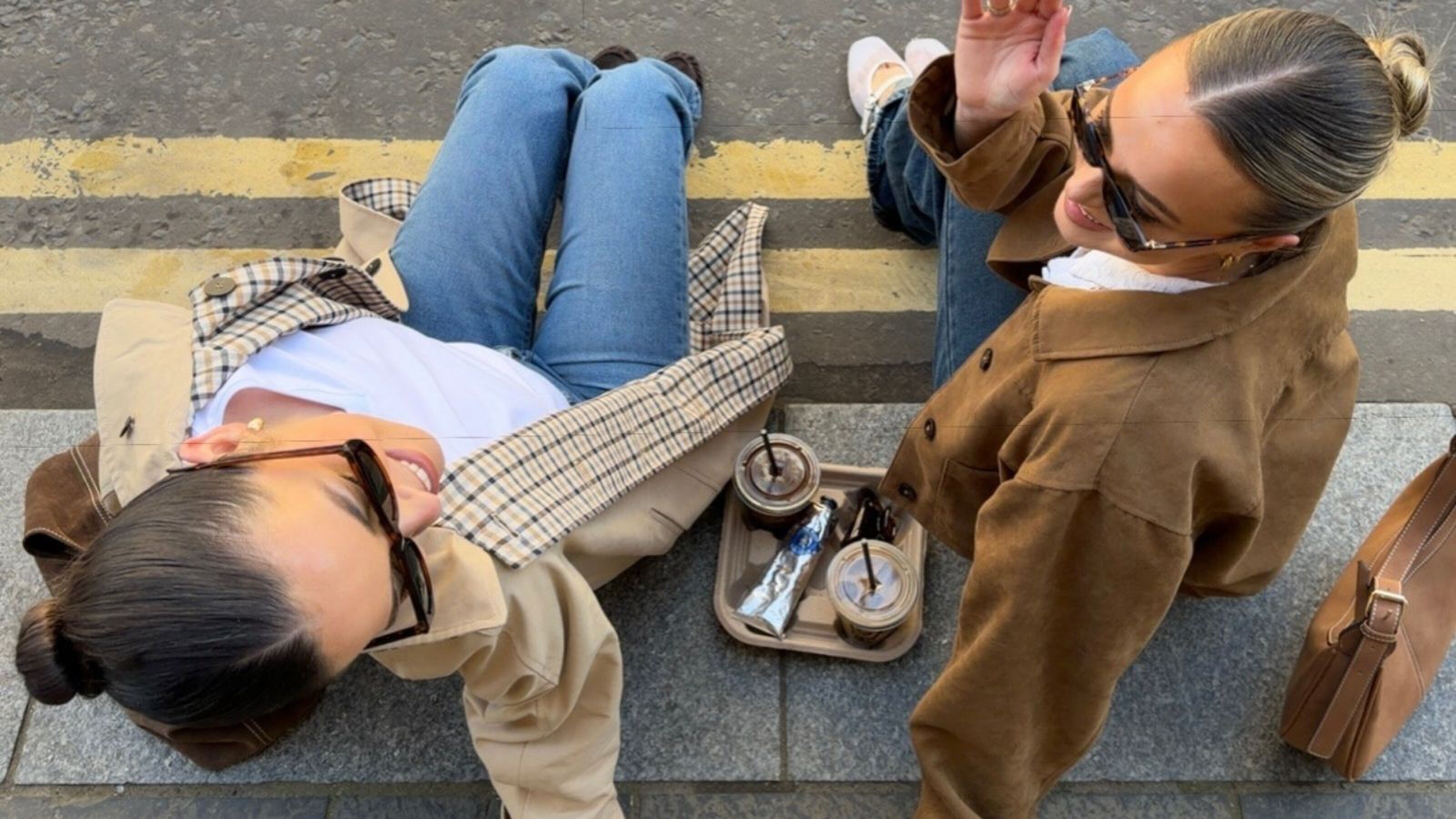 Twee meiden met een zonnebril op.