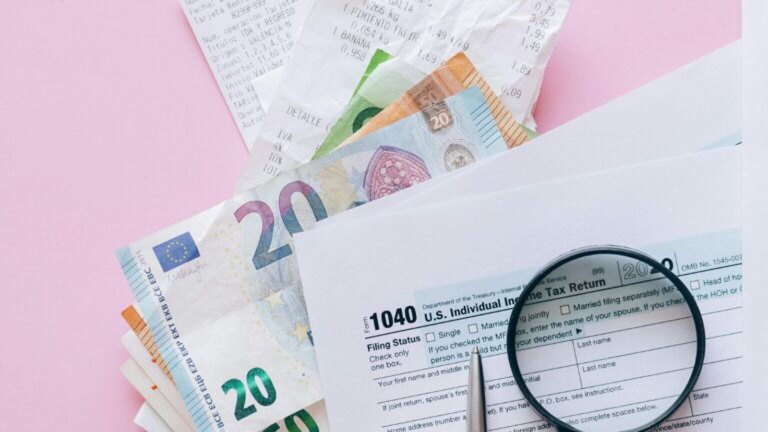 Geld met een vergrootglas en papier.