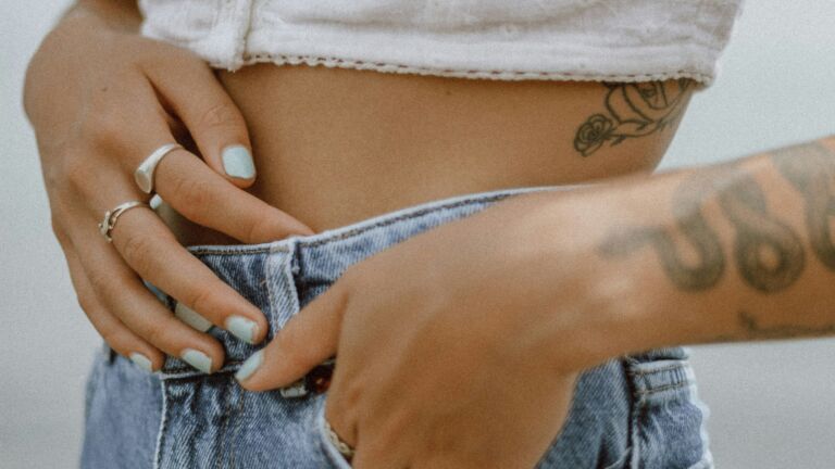 Meisje met handen op haar buik.