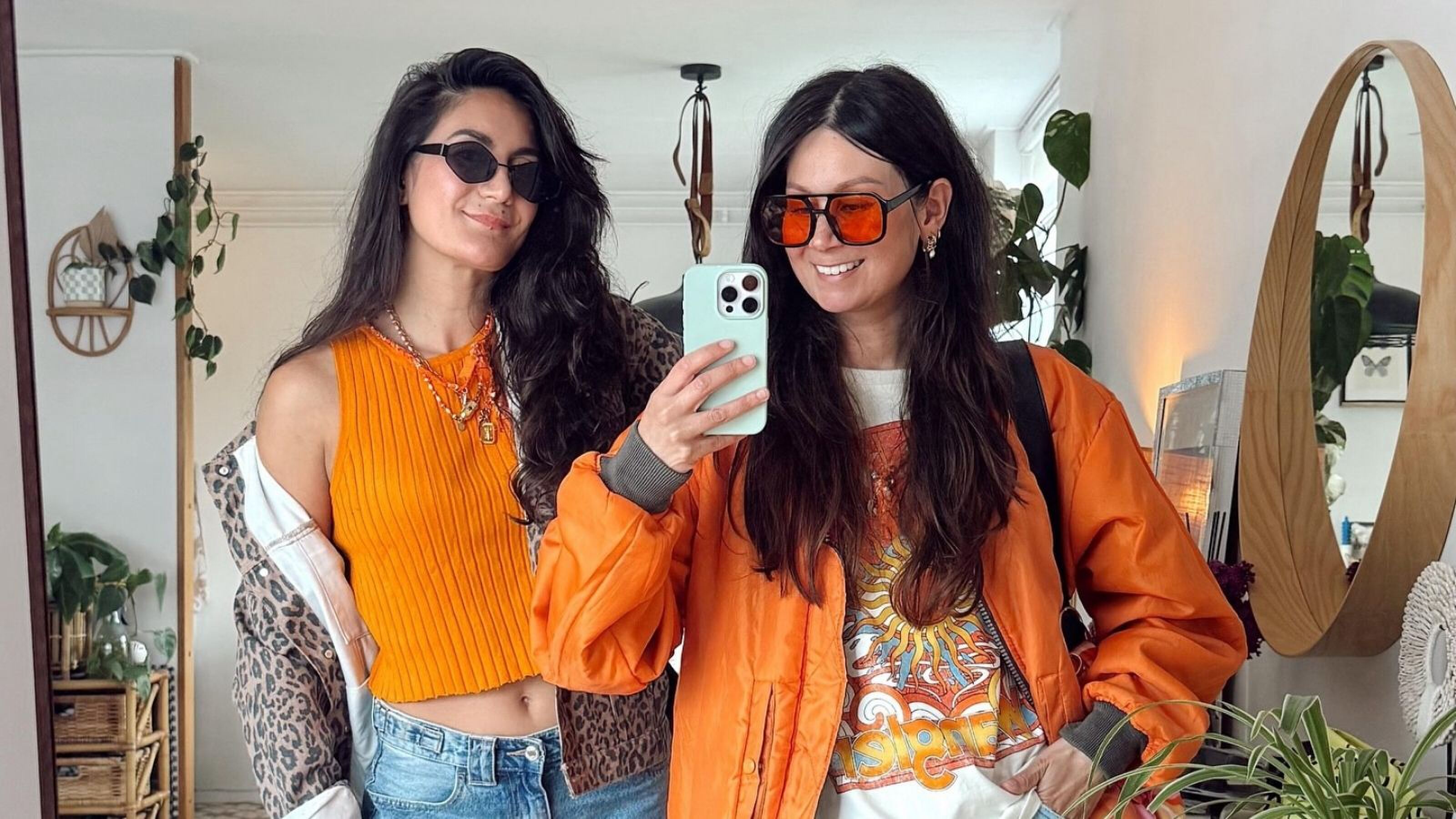 Twee meiden in een outfit voor Koningsdag.