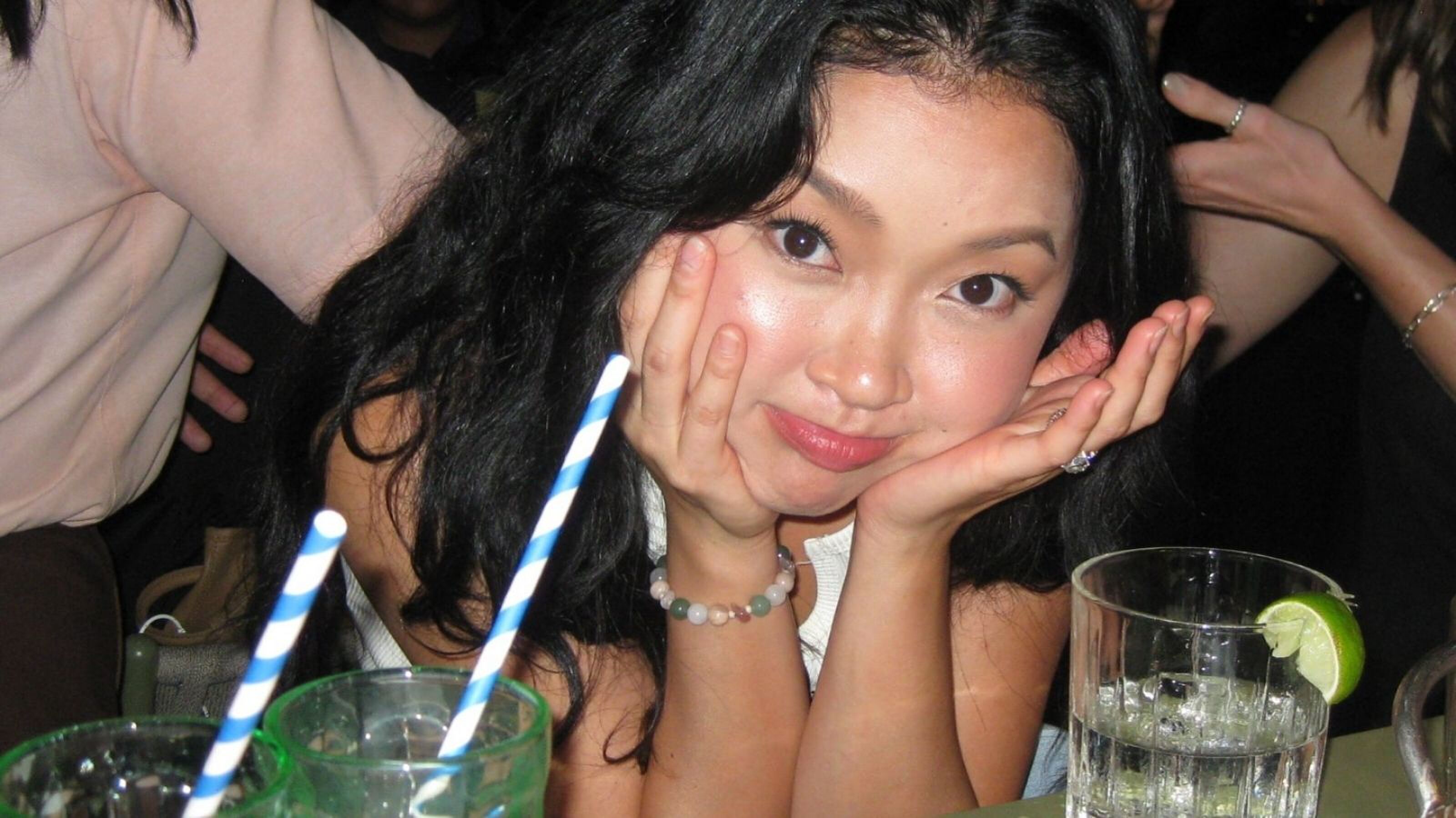 Lana Condor poseert voor een selfie.