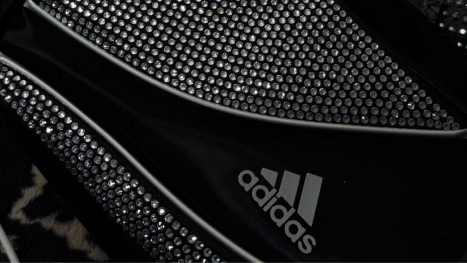 De Adidas tas met strass steentjes.