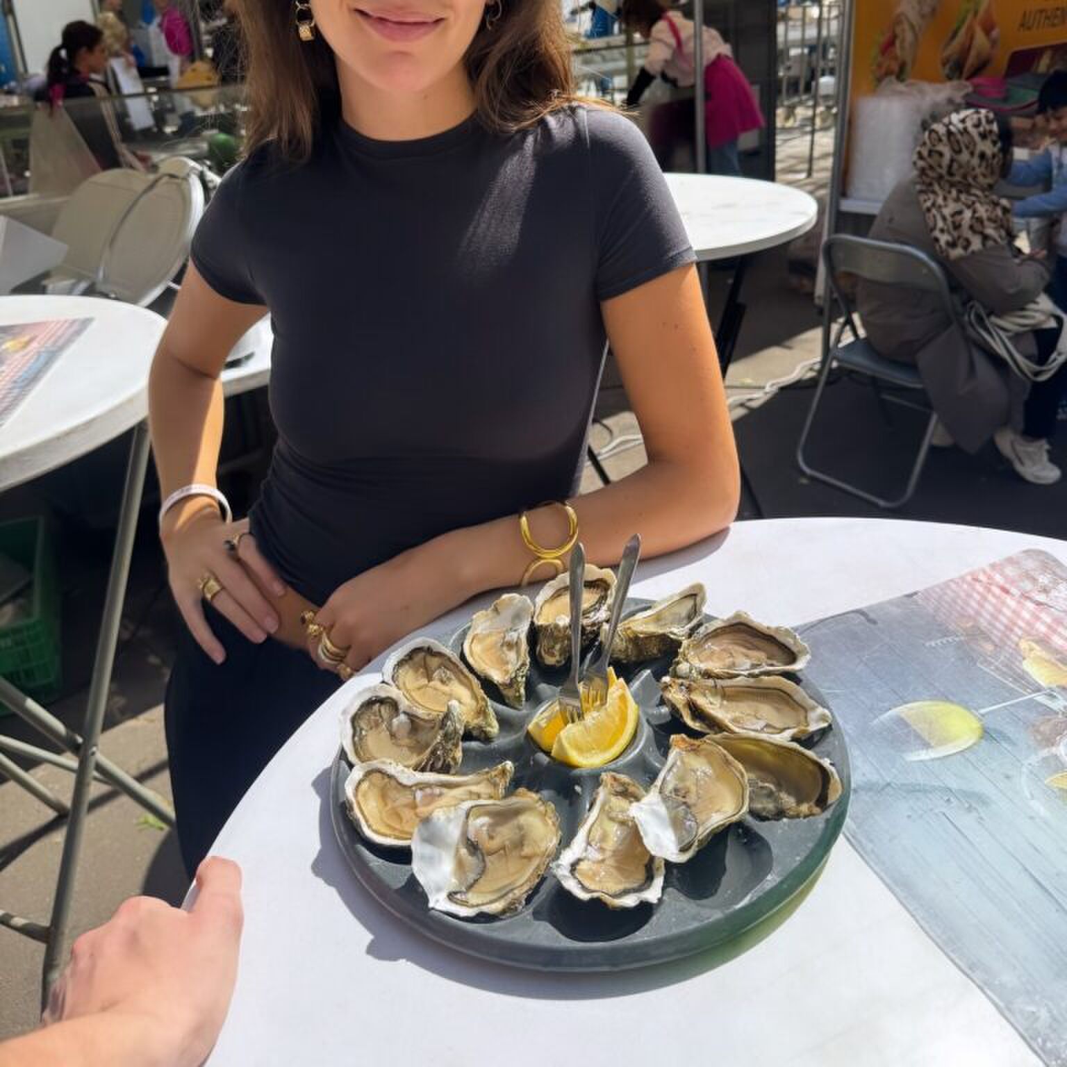 Antoon eet oesters met mysterieuze brunette.