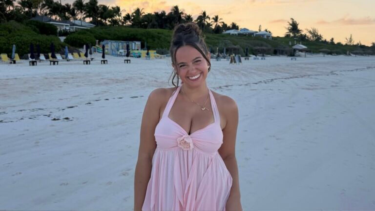 Lachende vrouw op het strand.