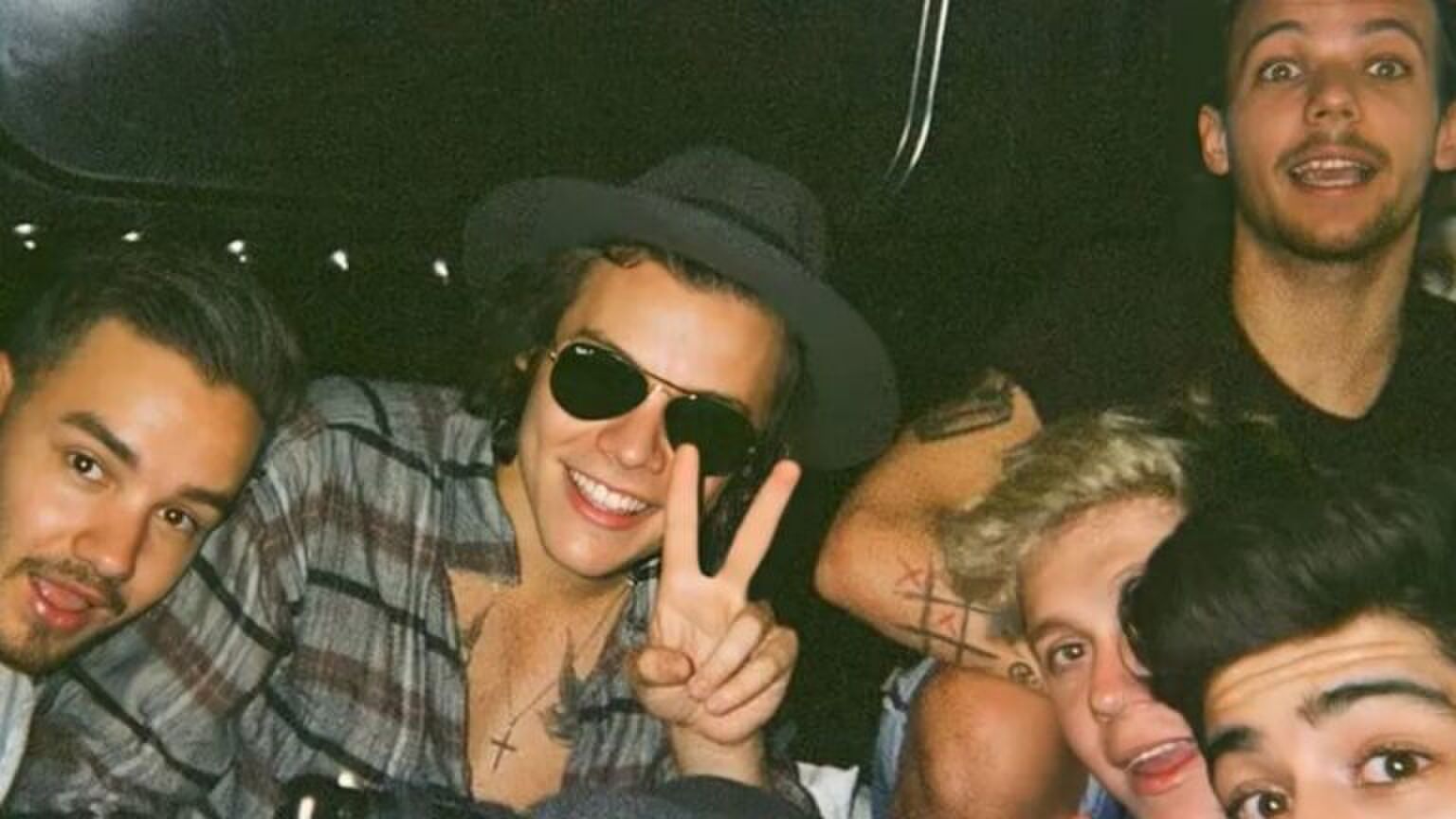 De jongens van One Direction op een oude selfie.