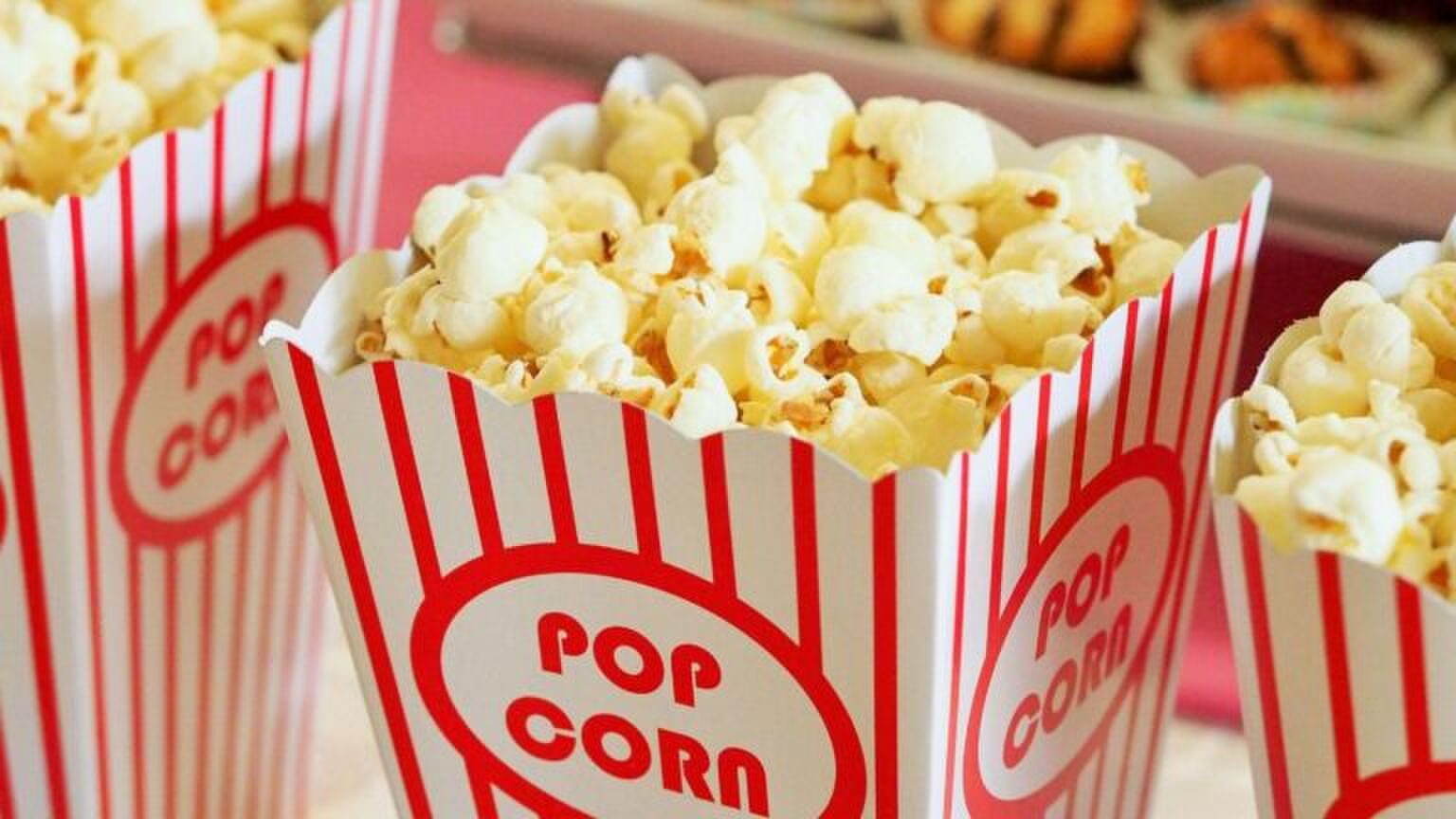 Een bak met popcorn.