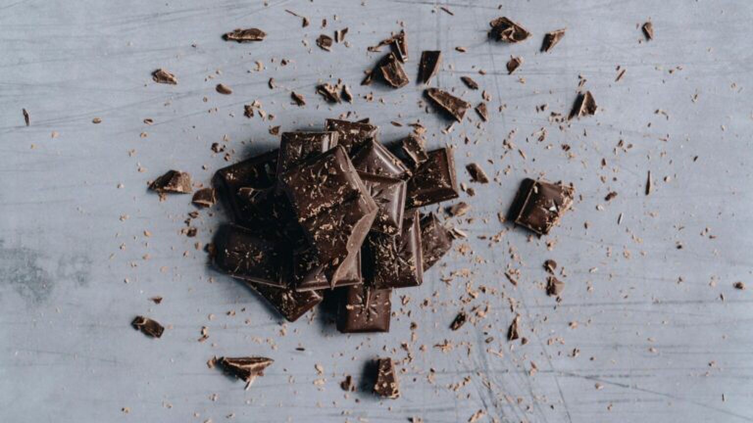 Stukjes pure chocolade.