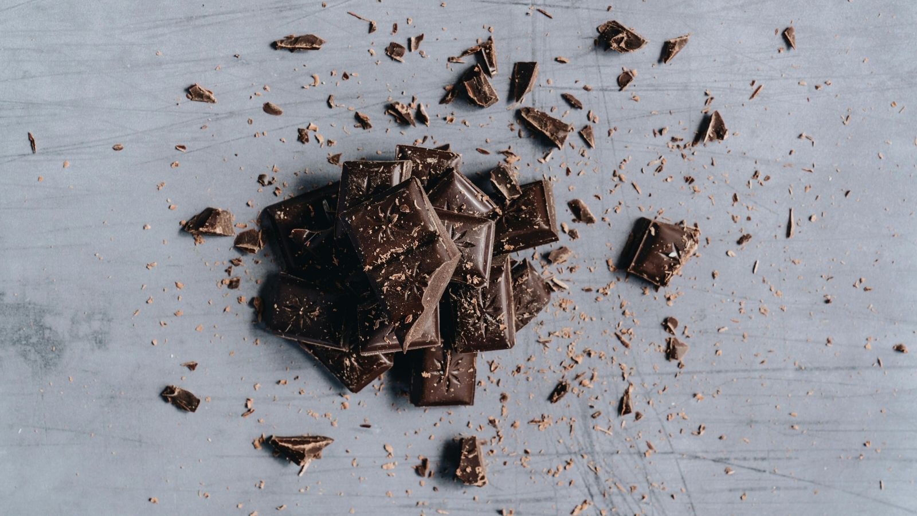 Stukjes pure chocolade.