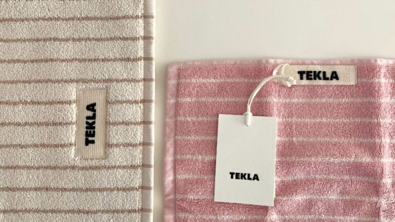 Een witte en roze Tekla handdoek.