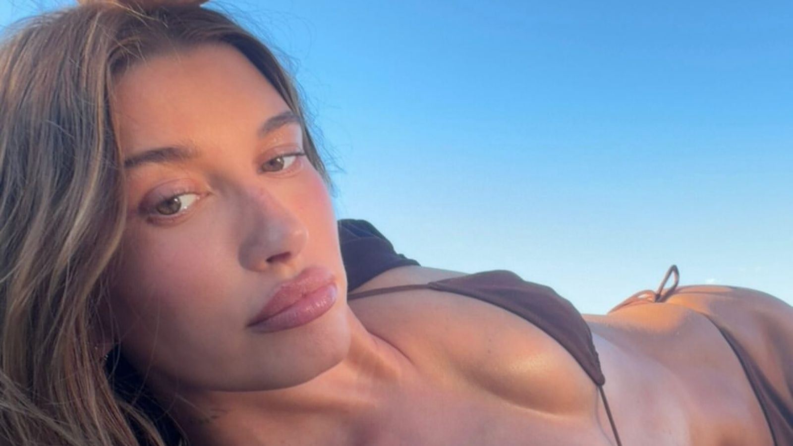 Hailey Bieber op het strand.