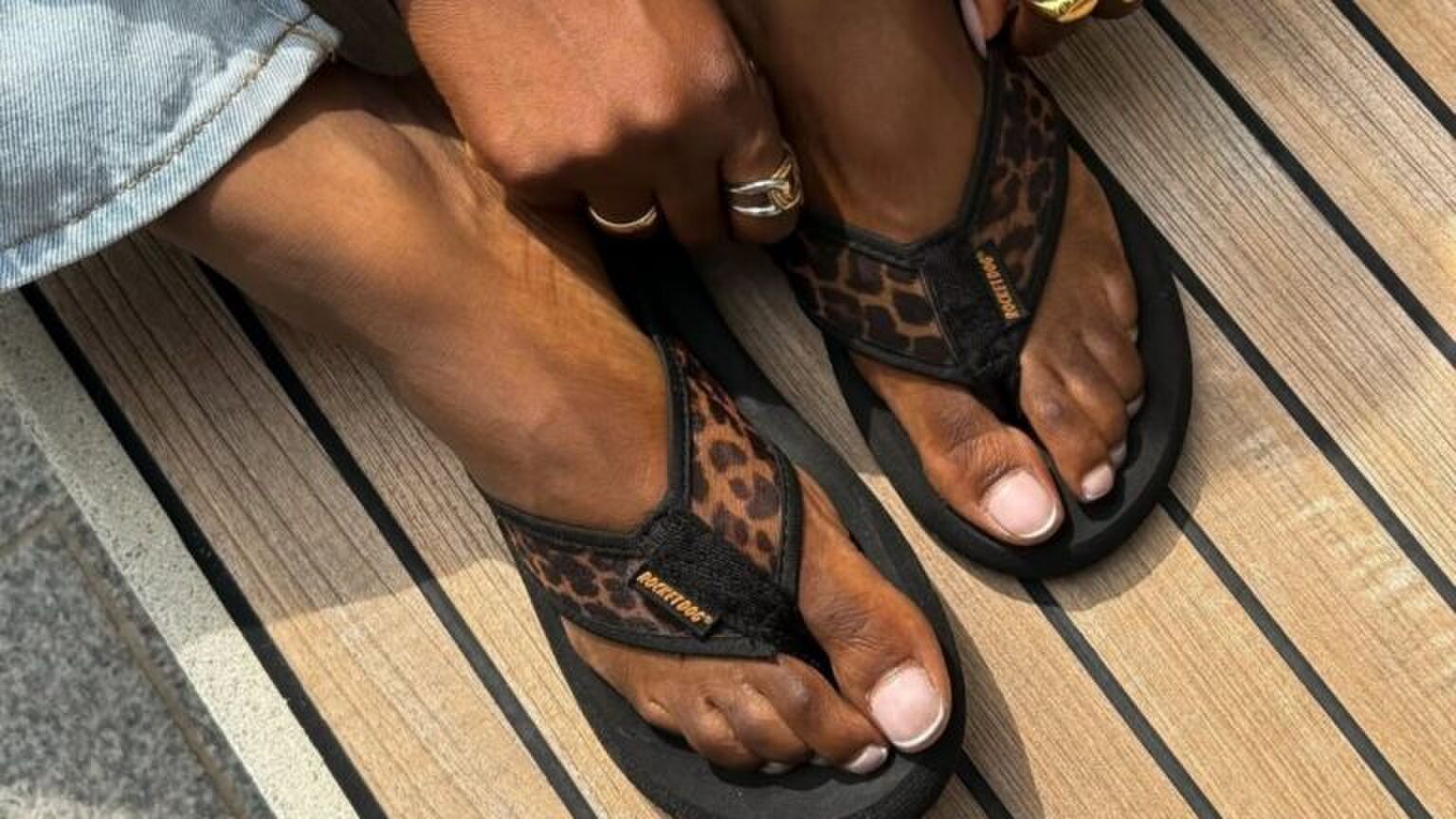 Luipaardprint slippers.
