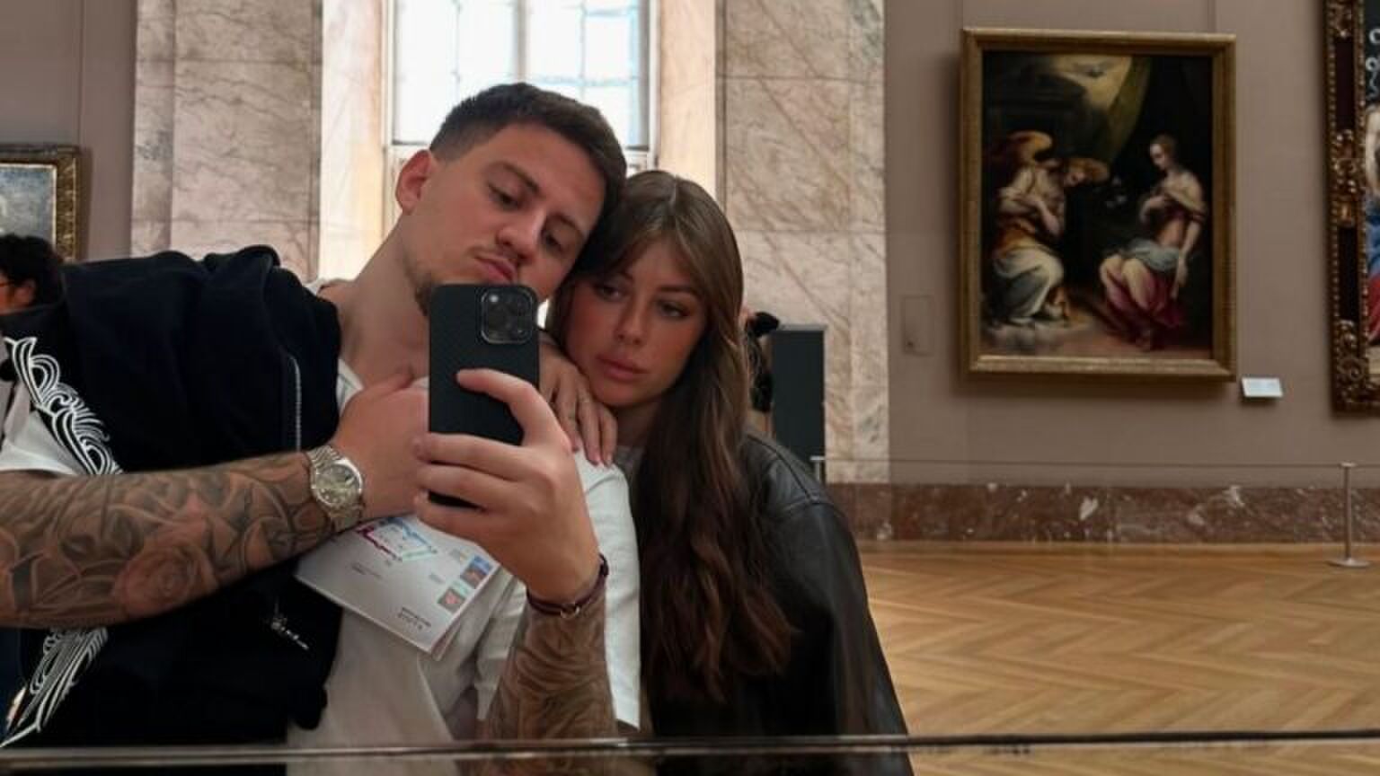 Koppel die een spiegelselfie maakt.