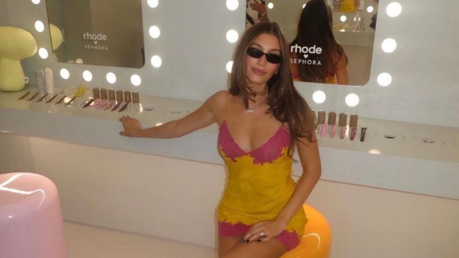 Hailey Bieber in de 1998 Dior slip dress.
