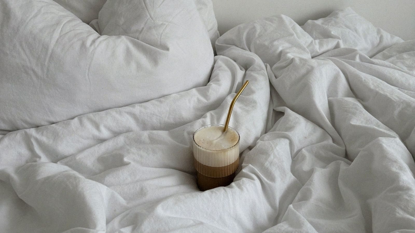 Dekbed met koffie.