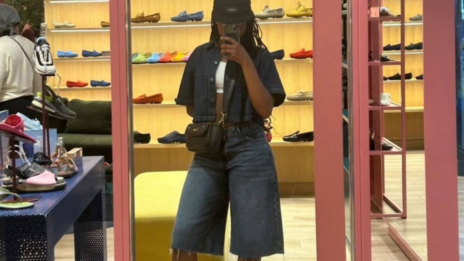 Vrouw die jorts draagt.