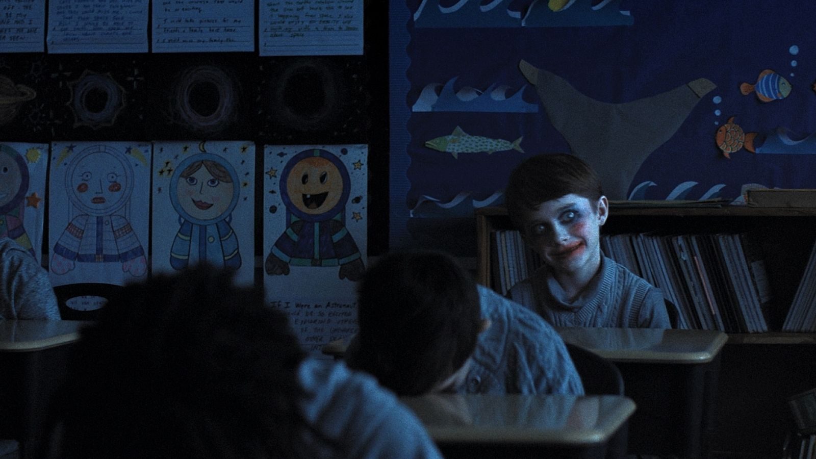 Een kind kijkt heel eng in de horrorfilm: Weapons.