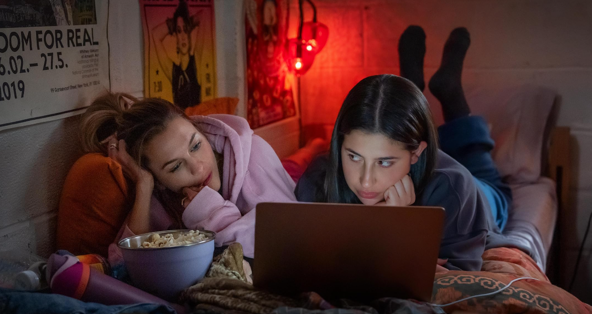 D&eacute;ze nieuwe Netflix-hit voelt beangstigend herkenbaar voor iedereen met huisgenoten