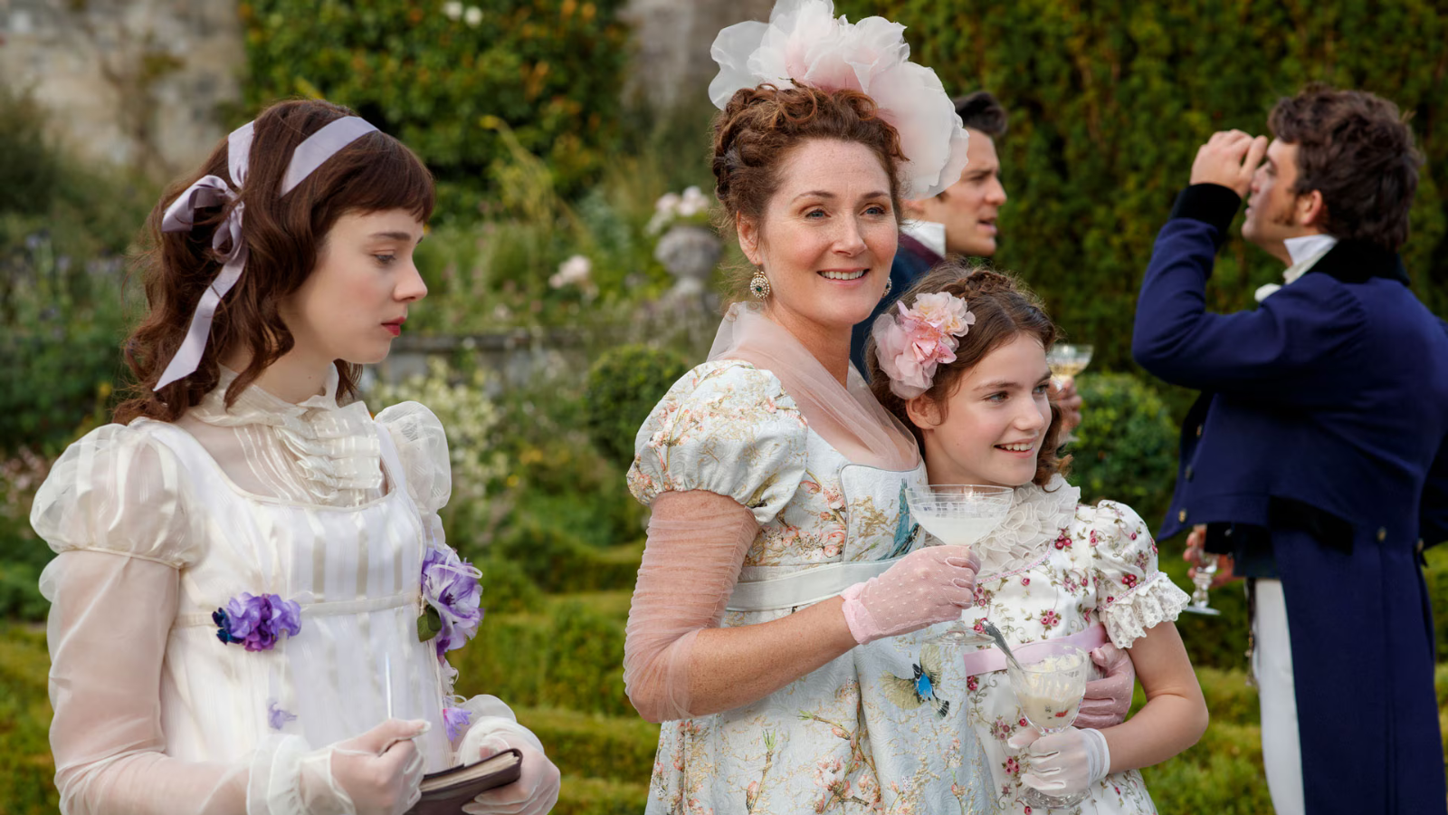 Drie karakters uit Bridgerton klesten met elkaar.