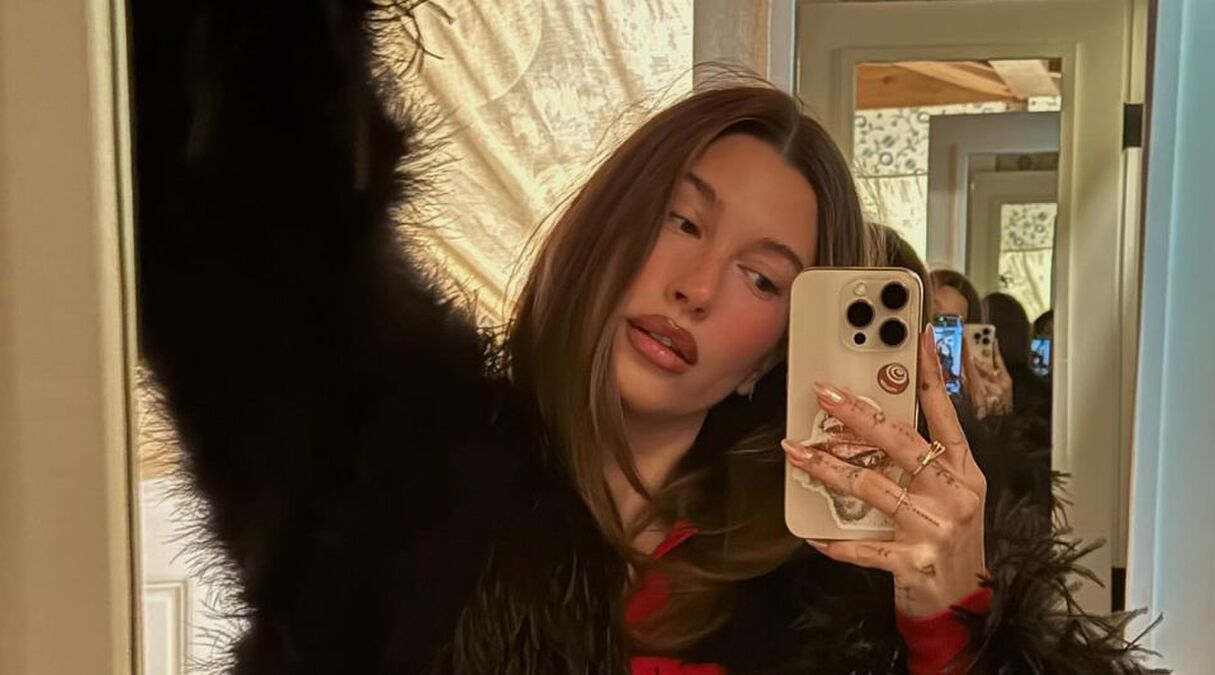 Een spiegelselfie van Hailey Bieber. Ze draagt haar nieuwe blush Plum.